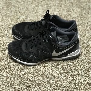 Black Nike Tennis Shoes